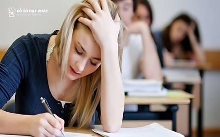 Nằm mơ nhìn thấy đang đi thi nhưng không biết làm bài