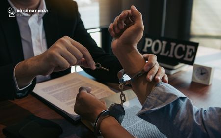 Mơ thấy bị công an bắt rồi van xin