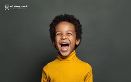 Bé trai bất ngờ đến chơi nhà