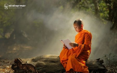Mơ thấy một vị sư đang tụng kinh