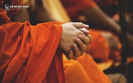 Mơ thấy thầy chùa cho tiền